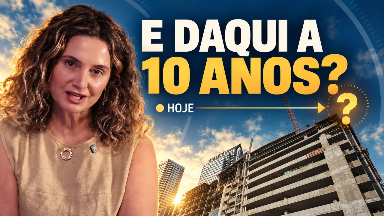 Selected A concept: presenter beside construction and E DAQUI A 10 ANOS? text.